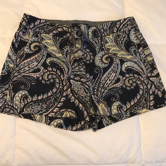 Banana Republic Pants - Banana Republic paisley shorts Hampton fit